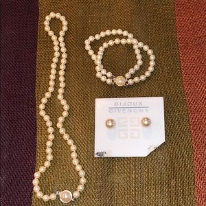 Gorgeous pearl jewelry set